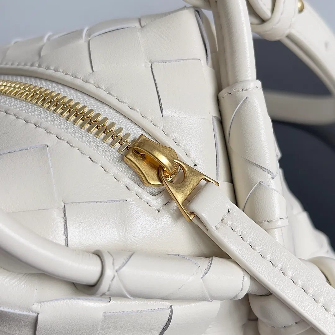 Batch 1360 BOTTEGA VENETA 2024 new loop is here! ! Many girls who like BV have owned the Loop bag. It has a simple appearance, classic weaving, and a compact and lightweight bag shape. This innovation continues the "camera bag" shape. Unlike the traditional Loop bag, which can only be worn as a crossbody bag, this innovation It can be carried by hand or cross-body, satisfying both the concave shape and daily needs. The oversized buckle can be folded and used as a handle. The sultry heat in summer ☀️ usually reduces people's desires. Having a lightweight bag will greatly enhance the happiness of traveling🫧 Style number: 796615 Size: 19*12*9cm